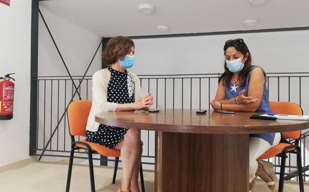 LA concejala de Cultura y la directora de la bilblioteca en las instalaciones 