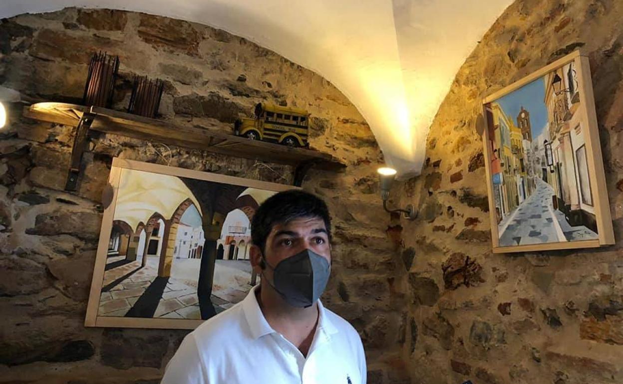El artista Sergio Montero muestra su pintura a través de los rincones más emblemáticos y transitados de Zafra