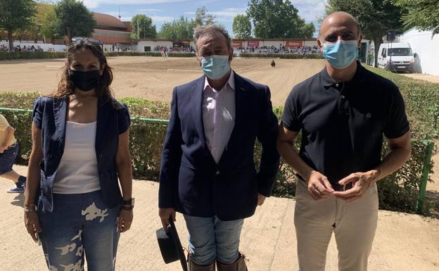el alcalde y la concejala junto a Ricardo Murillo, promotor del carrusel 