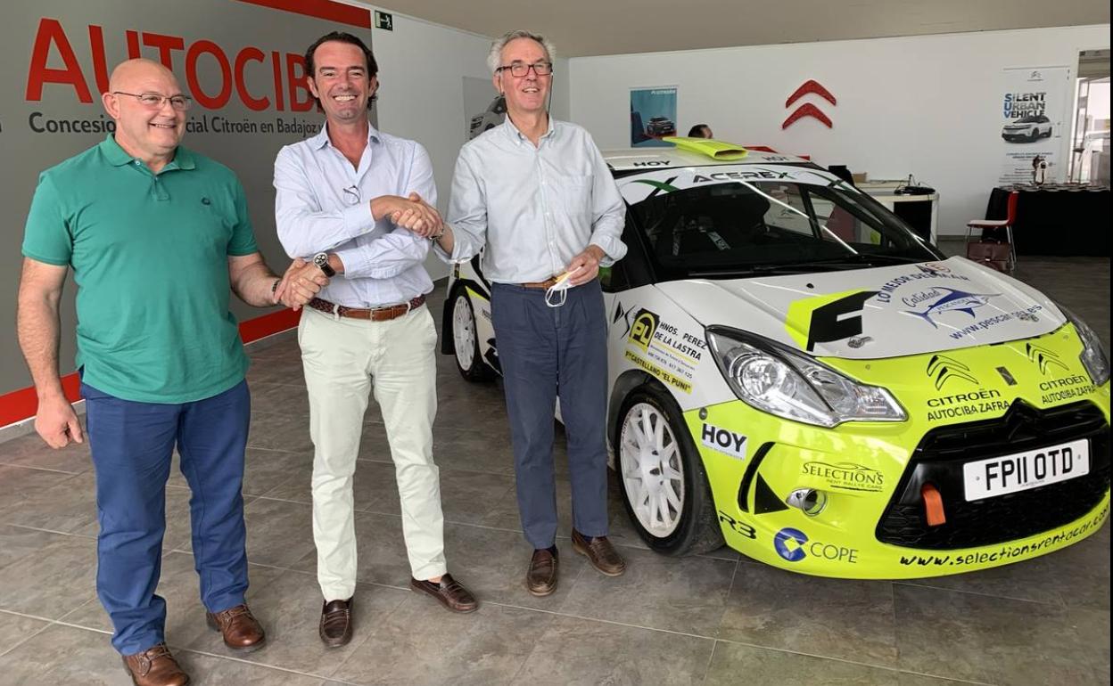 El piloto Carlos Boza presentó en Zafra el coche con el que correrá la 50 edición de la del Rallye de la Vendimia
