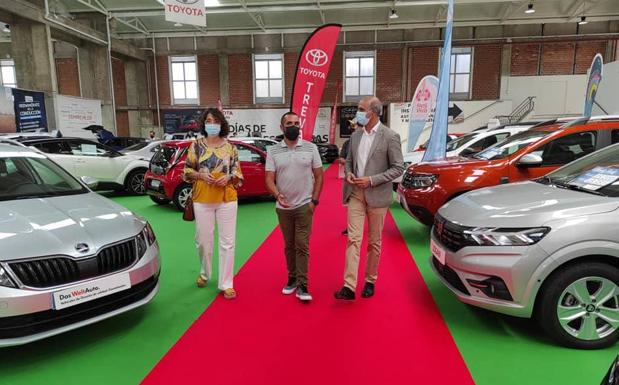 El promotor con el alcalde y la concejala 