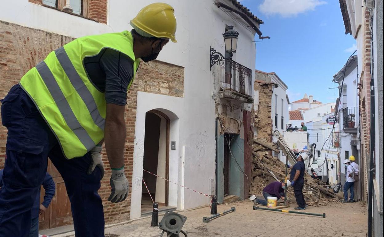 Los operarios comienzan los trabajos de desescombro y derrumbe 