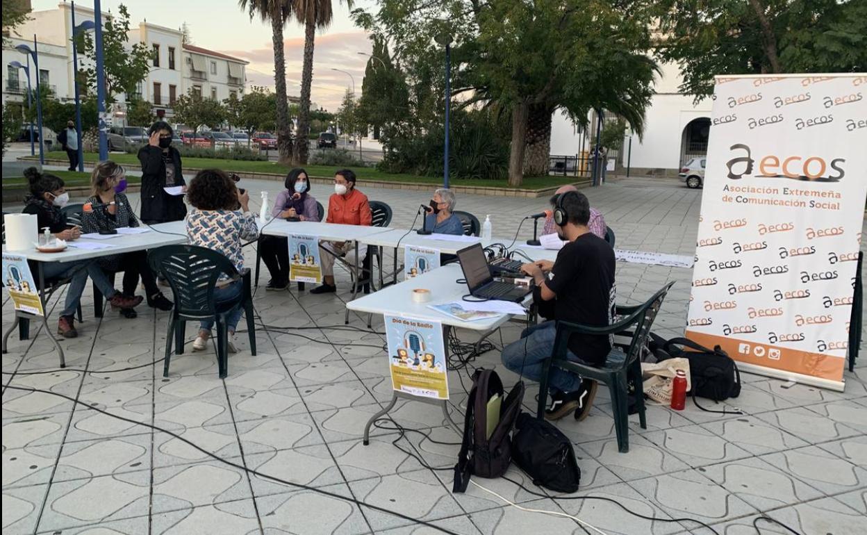 AECOS sacó su radio social a la Plaza de España para hablar de las mujeres rurales