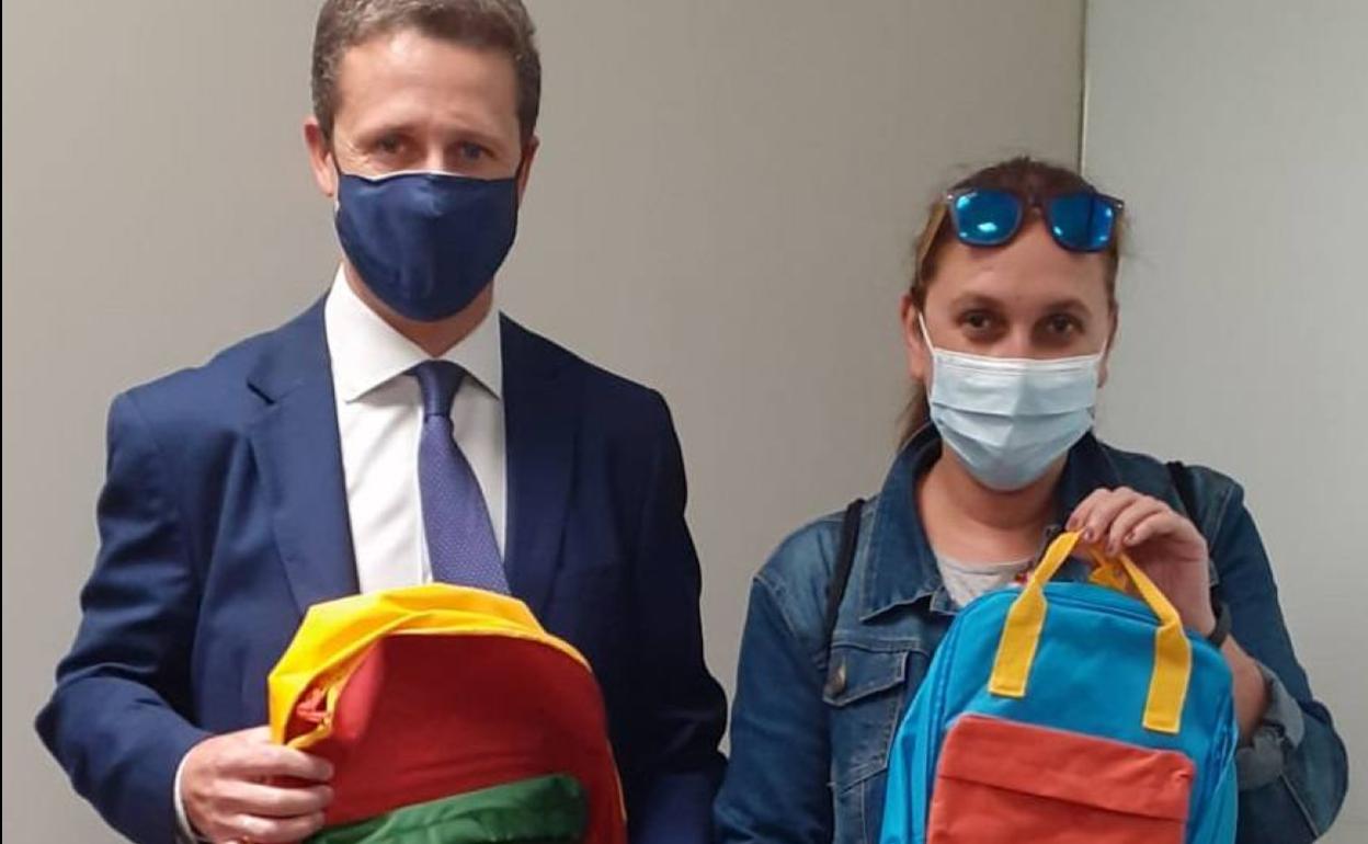 El director de la oficina de La Caixa en Zafra y la presidenta de Zafra Solidaria 