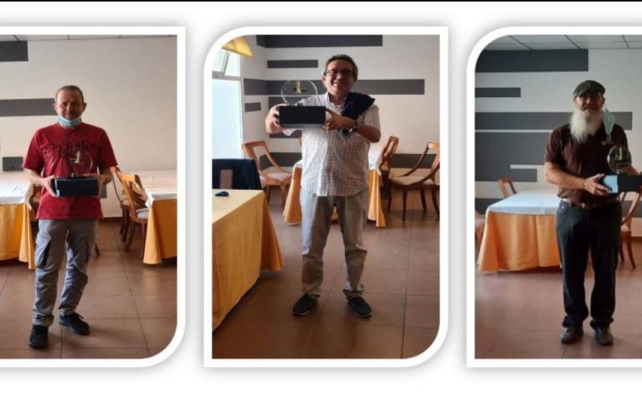 Los tres veteranos ajedrecistas del Ruy López con sus trofeos 