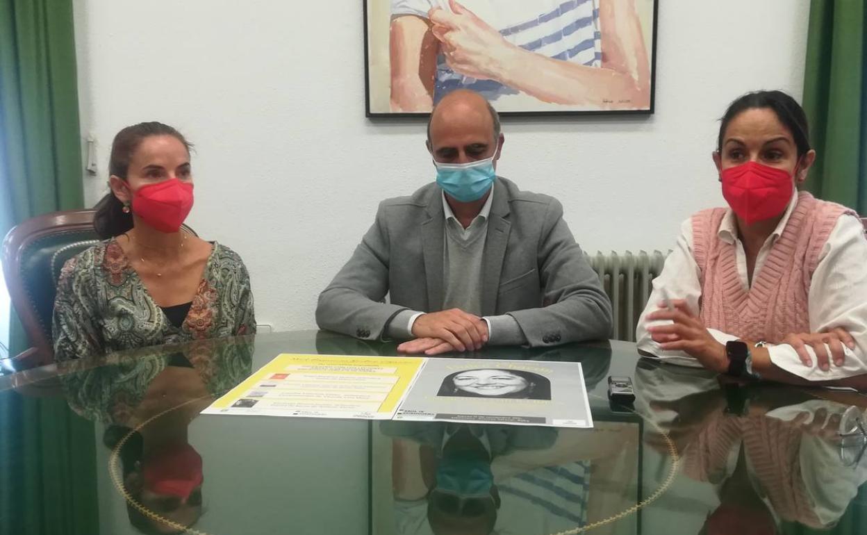 El alcalde junto a la concejala de Cultura y la nueva secretaria del PRemio 