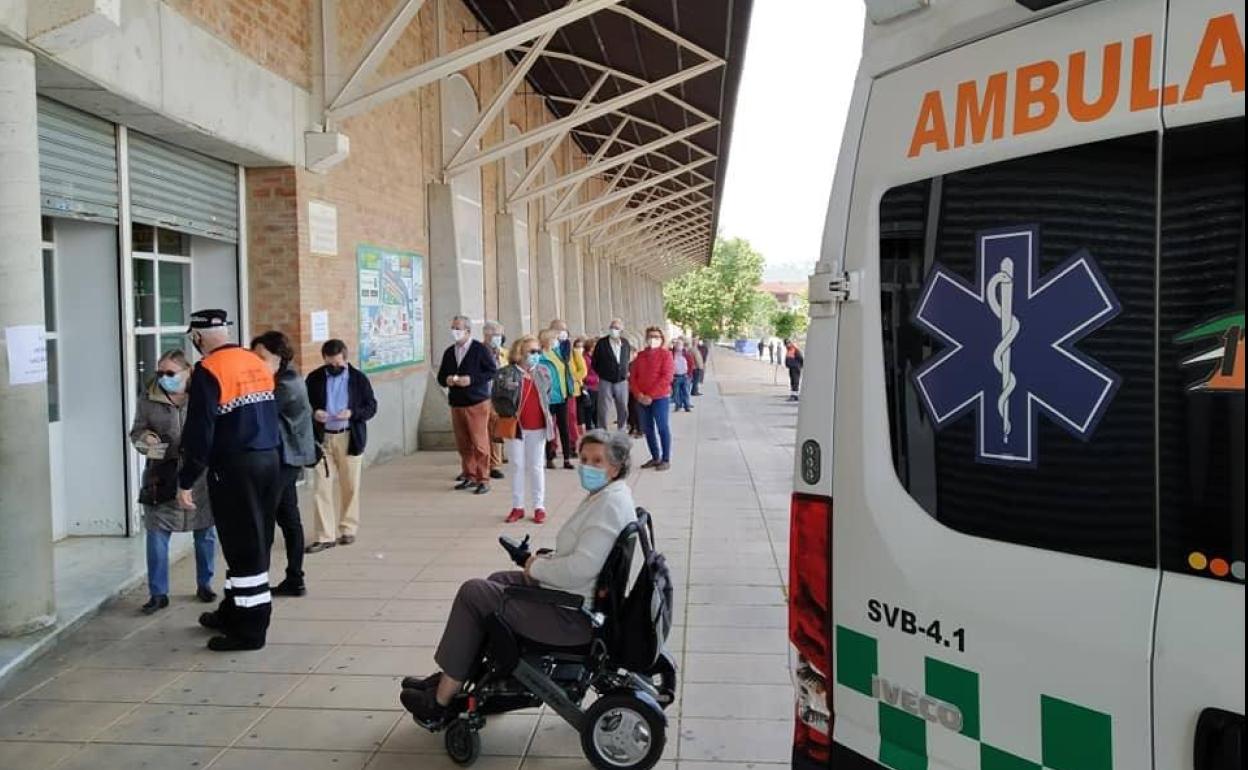Una de las primeras vacunaciones masivas en el pabellón central 