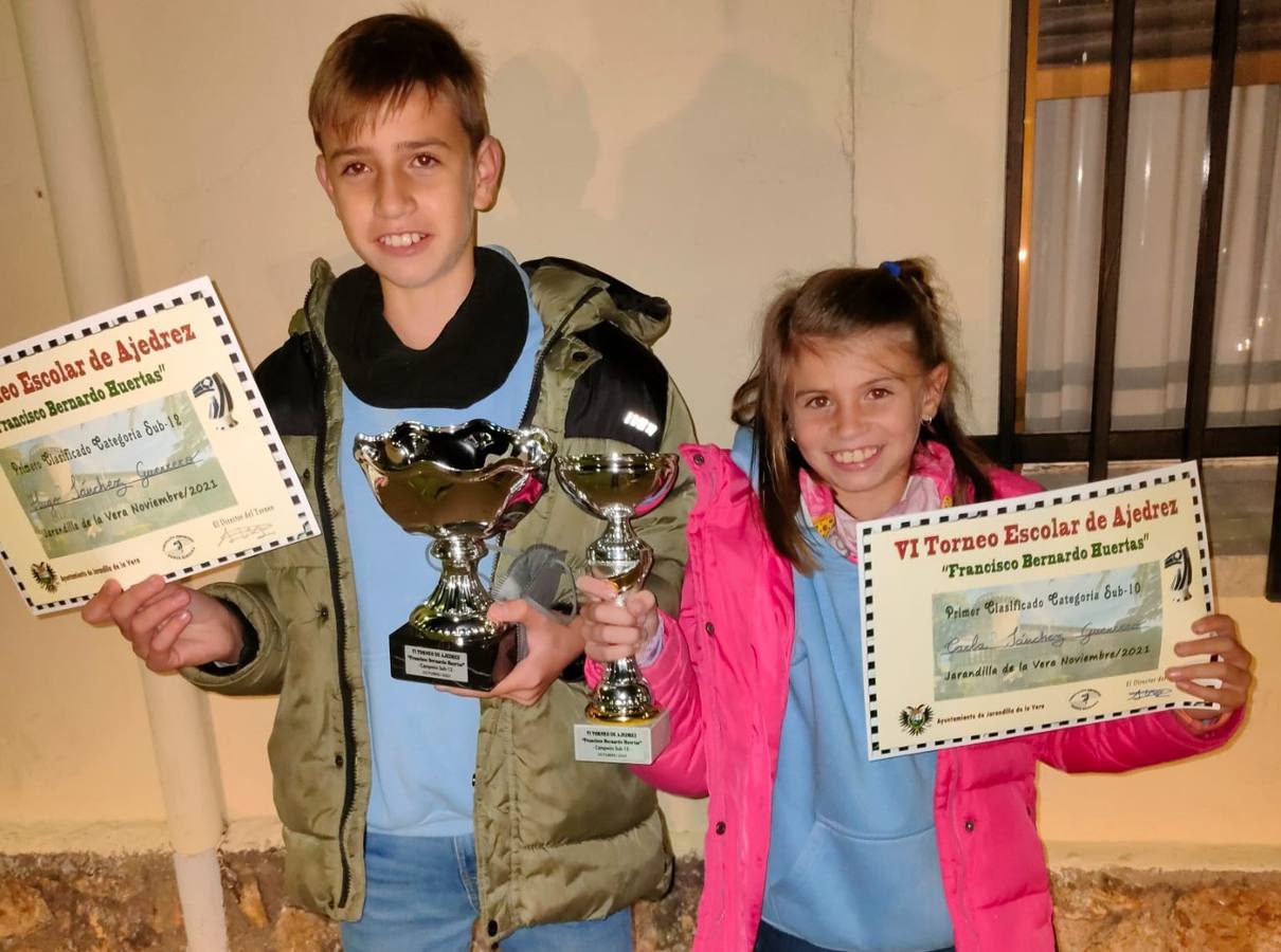 Hugo y Carla con sus trofeos 