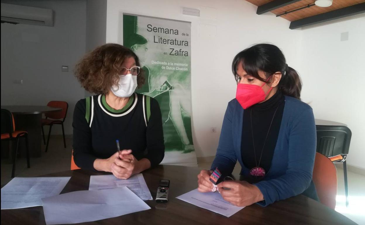 LA directora de la bilbioteca y la concejala de Cultura en la presentación de estas actividades 