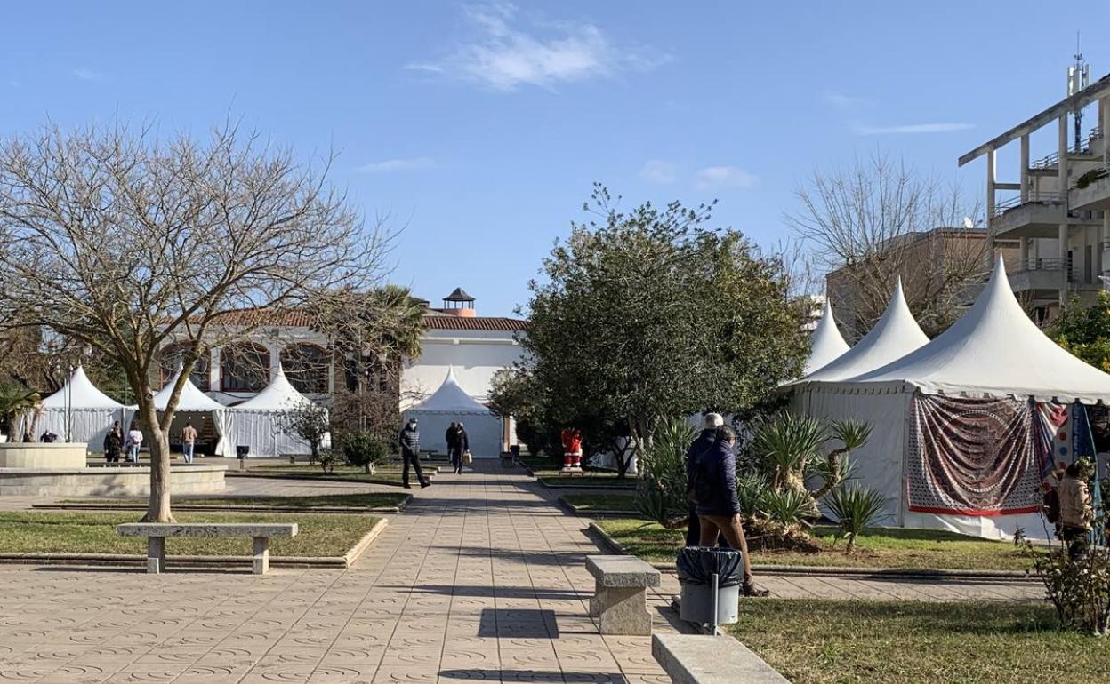 Las tiendas del Mercado Navideño en la plaza 