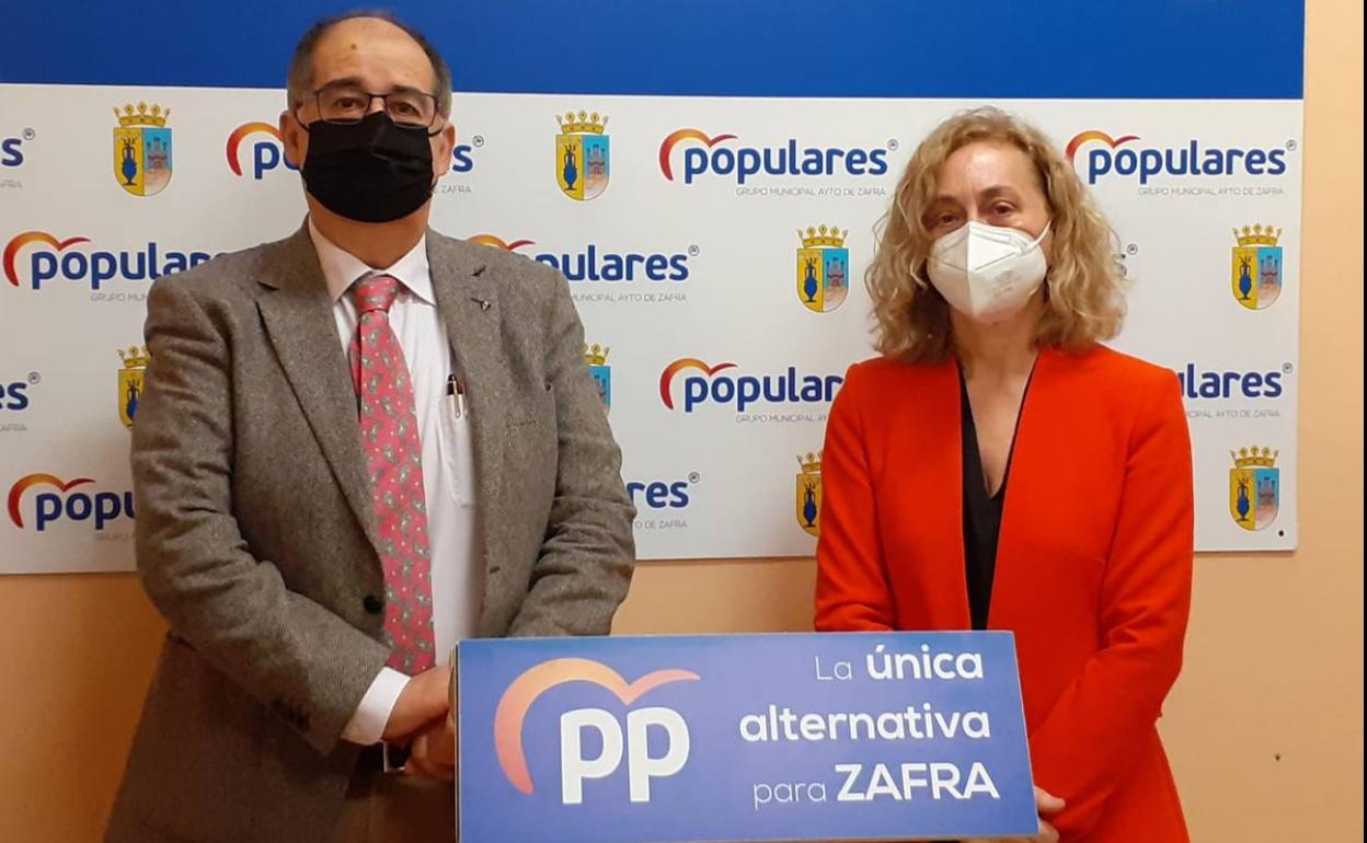Juna CArñlos Fernández y Teresa Angulo tras la rueda de prensa 