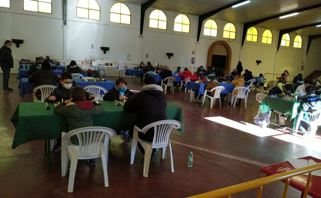 Un momento del torneo en la caseta municipal 