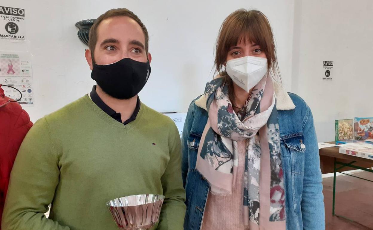 El ganador del toeneo junto a Irene Arroyo, hija de Andrés Arroyo 