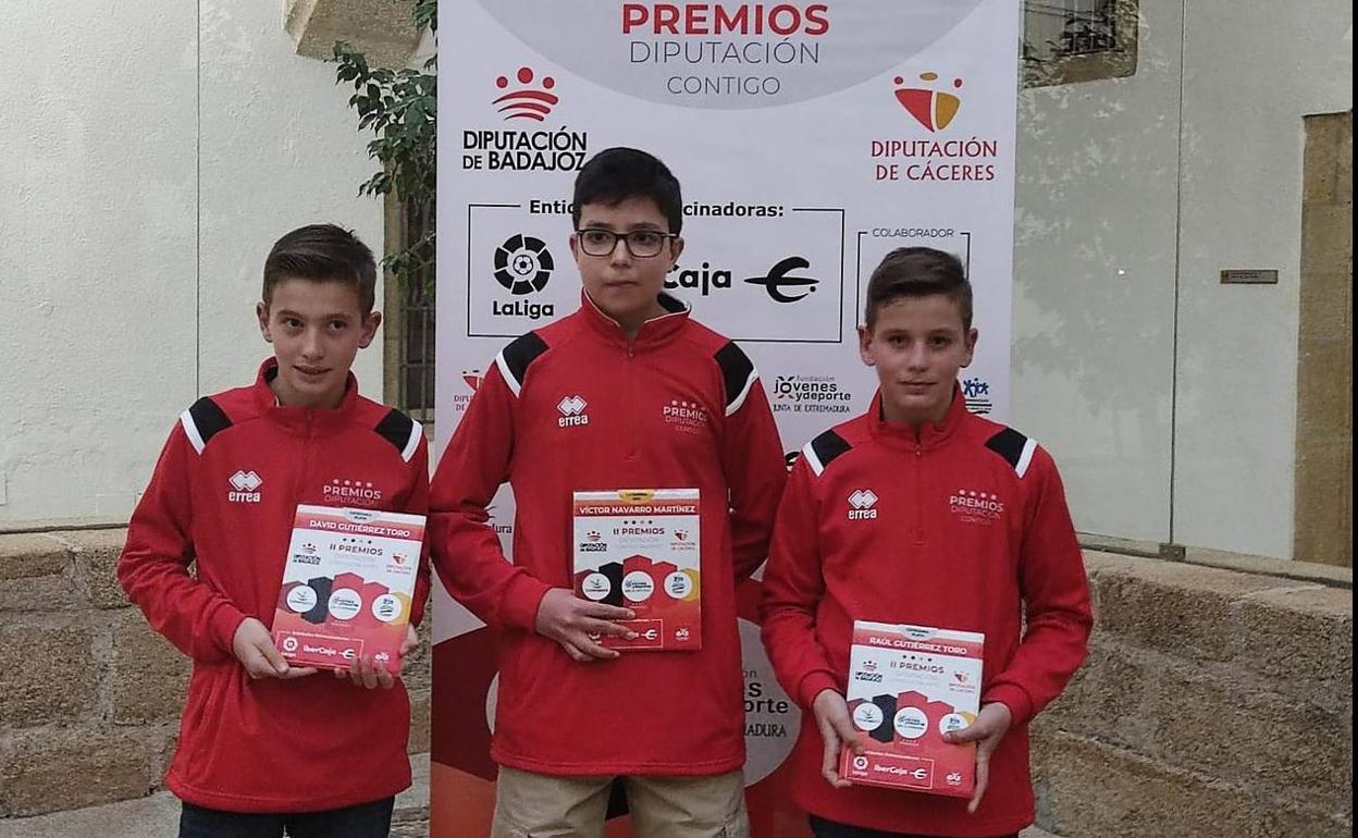 Los dos herrmanos ajedrecistas con el otro ganador del premio 