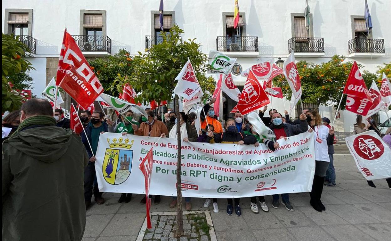 Nueva concentración a las puertas del Ayuntamiento de Zafra 