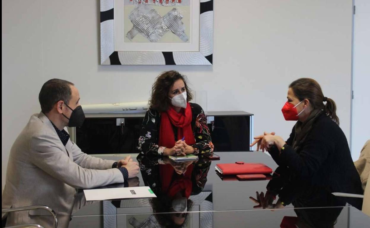 La consejera junto con el director general y la concejala zafrense 