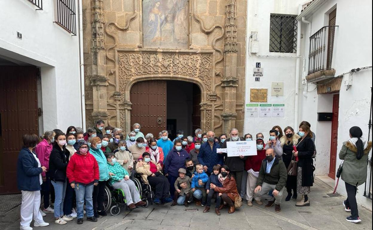 Momento de la entrega de la recaudación 