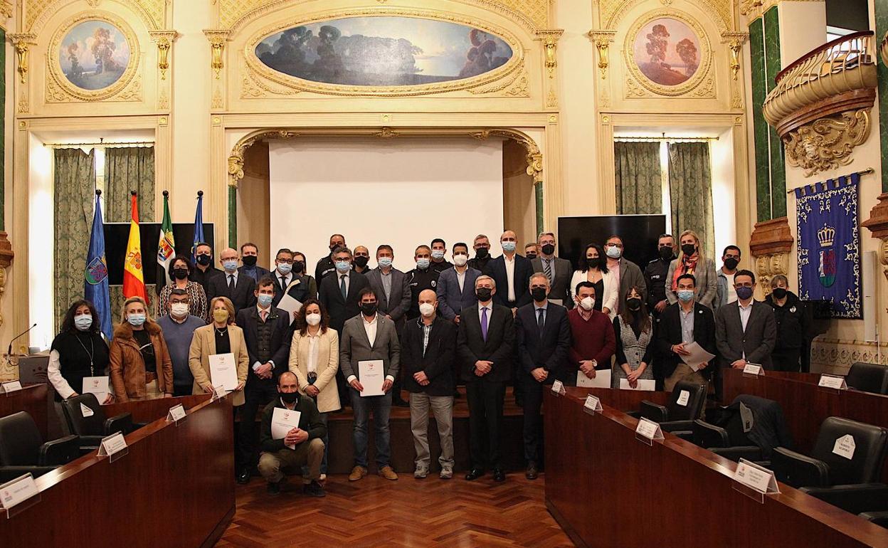 Foto de familia de la entrega del expediente de los radares 