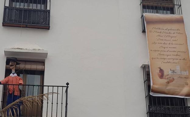 El Bigotes con su pergamino en la Plza Grande 