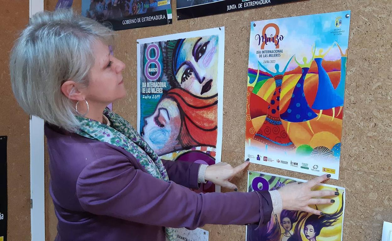 La concejala Mayca Cabello ante el cartel que este año ilustra el Día de la Mujer 