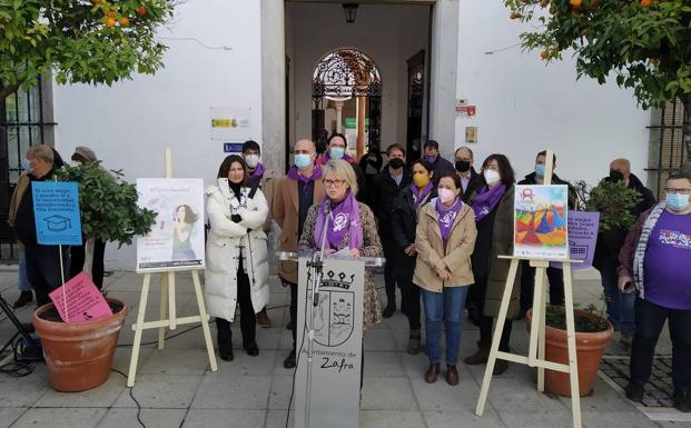 Acto institucional en las puertas del ayuntaiento 