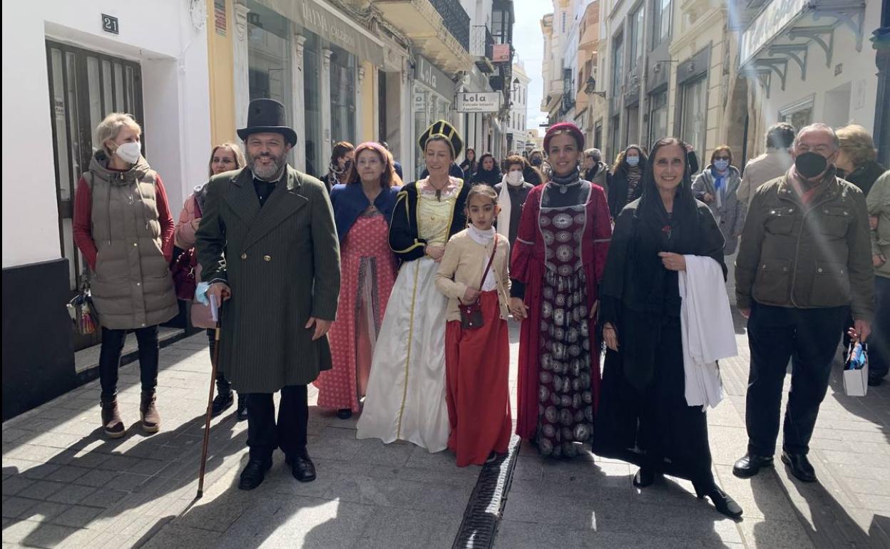José Mª Romero con als actrices de esta obra durante la representación