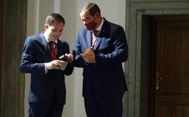 El hermano mayor, Abel Parra, entregó un obsequio al exaltador 