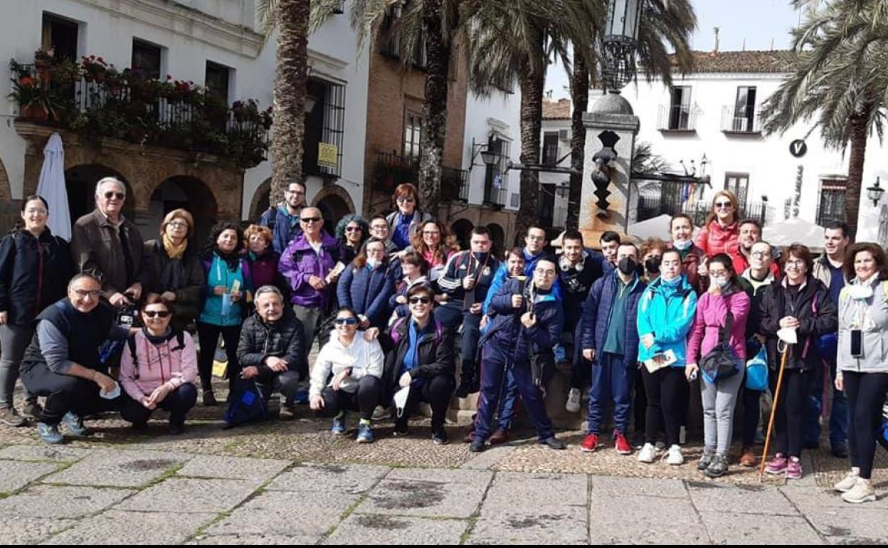 Algunos de los participantes en la ruta senderista en la Plaza GRande 