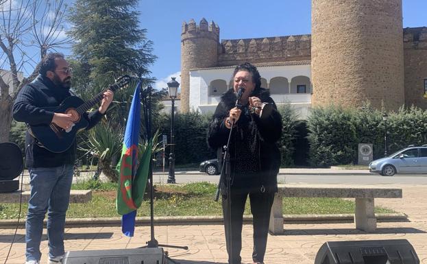 Ana Muñoz y antonio Vargas durante la interpretación del 'Gelem, Gelem' 