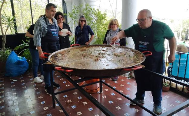 Se han repartido unas 400 raciones de paella 
