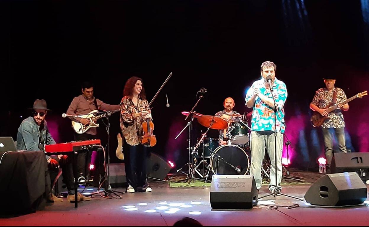 Duende Josele y La Familia Indómita pusieron en pie al público de Zafra con un concierto muy especial