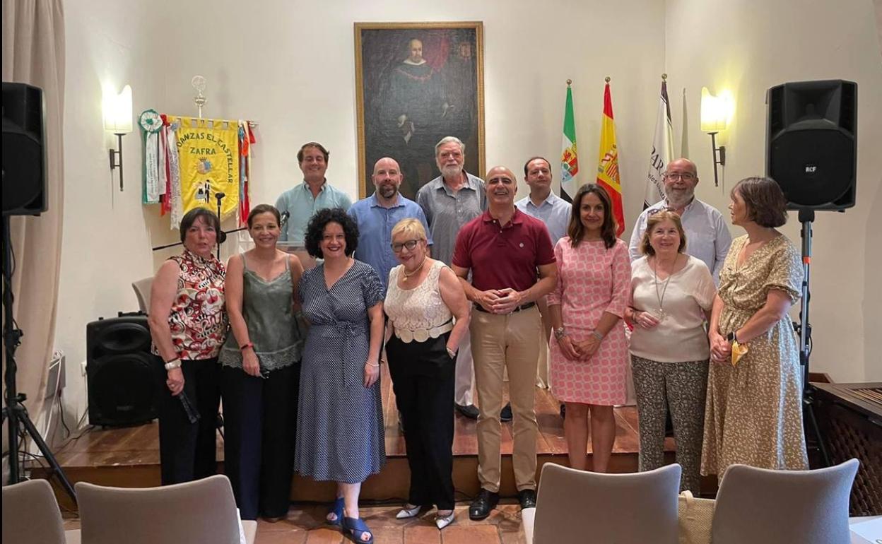 Los premiados y el Mantenedor junto con representantes de la asociación y municipales 