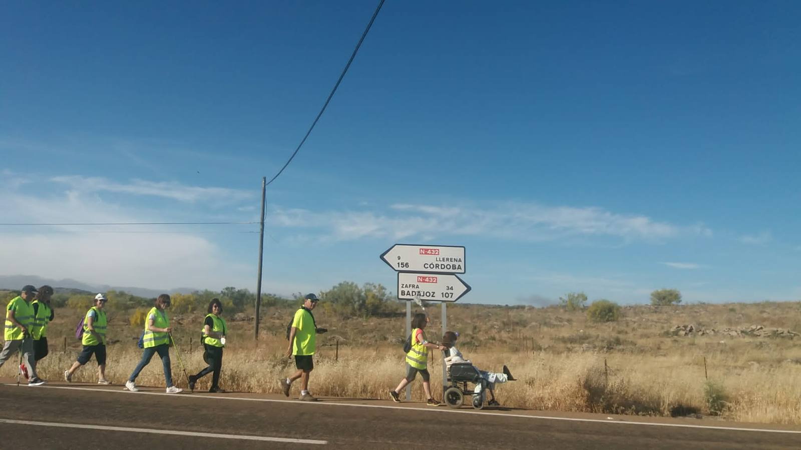 Los participantes camino de Zafra con el supuesto paciente 