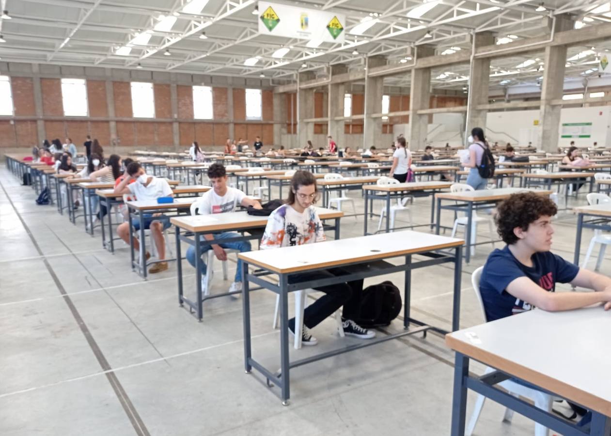 Alumnos en la sede del IES Cristo del Rosario en uno de los pabellones del recinto ferial 