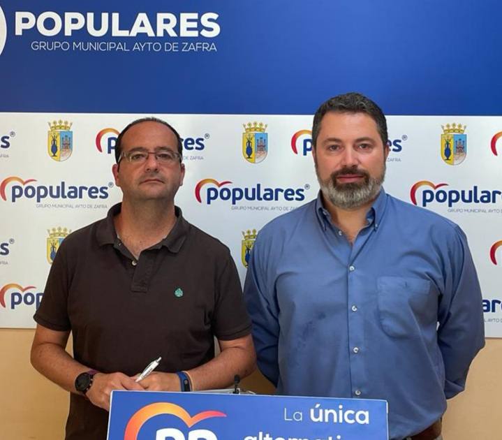 Los dos concejales populares en rueda de prensa 