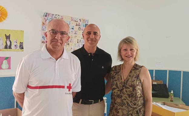 El alcalde y la concejala junto con el representante de Cruz Roga 