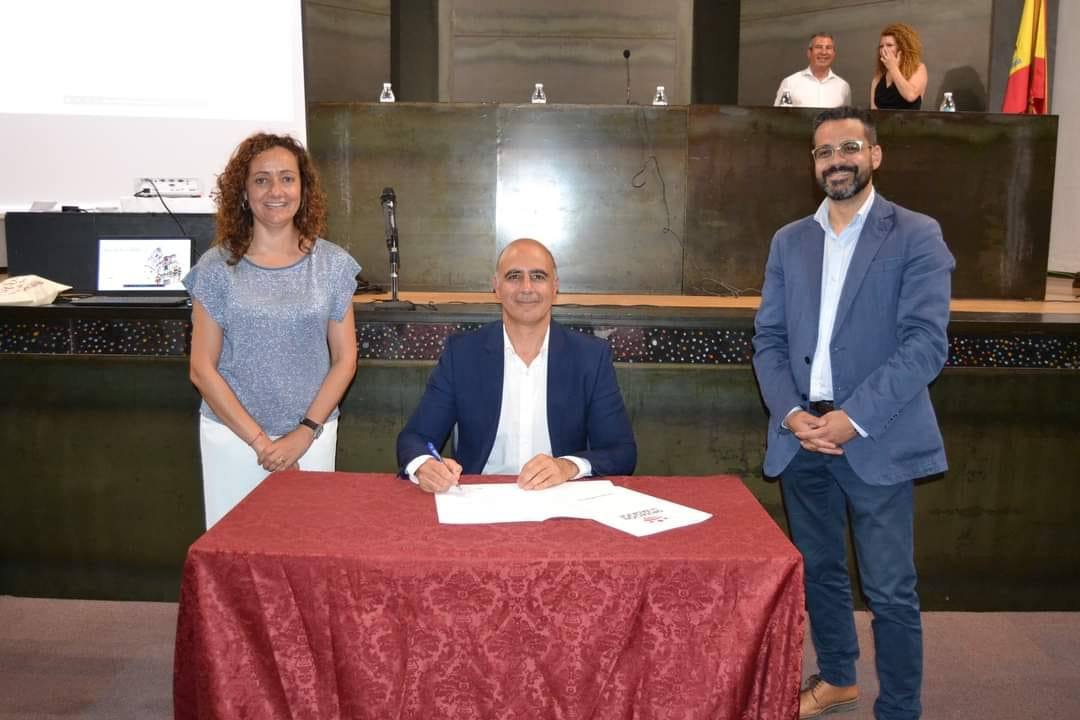 José Carlos Contreras, alcalde de Zafra, en el momenot de la firma 