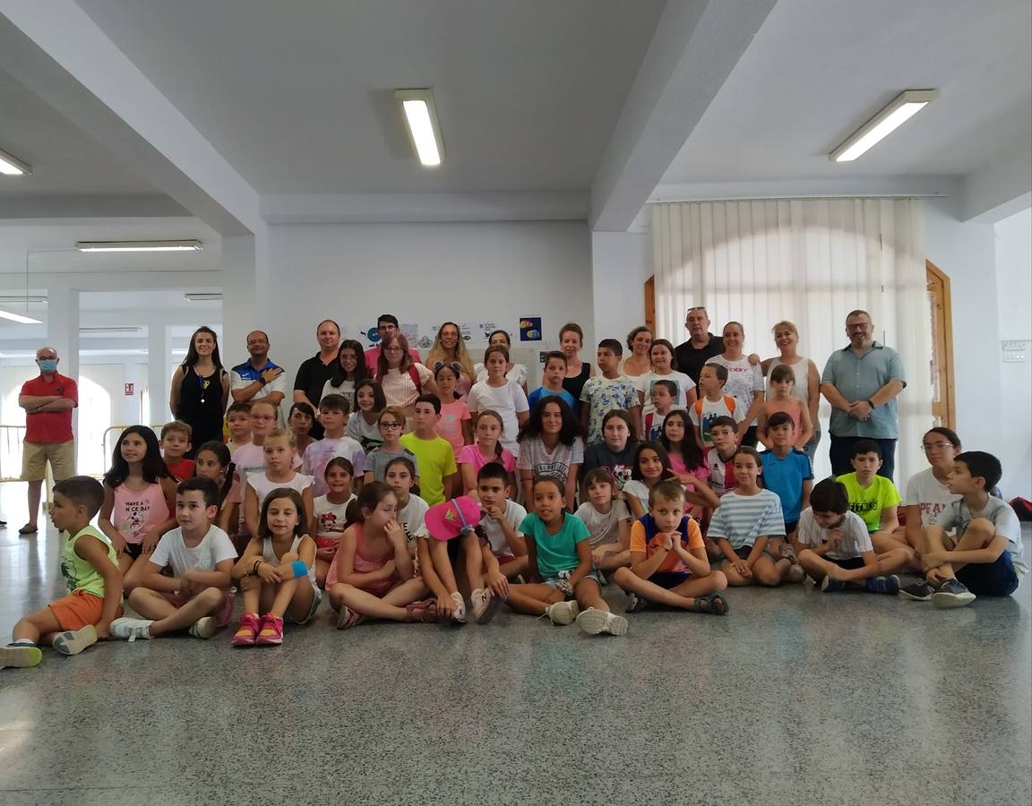 Lo usuarios del primer turno, junto con sus monitores, padres y autoridades en la clausura 