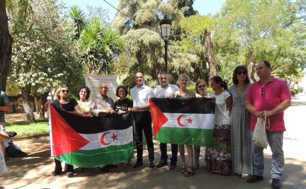 REpresentantes institucionales y de las asociaciones implicadas durante el encuentro 