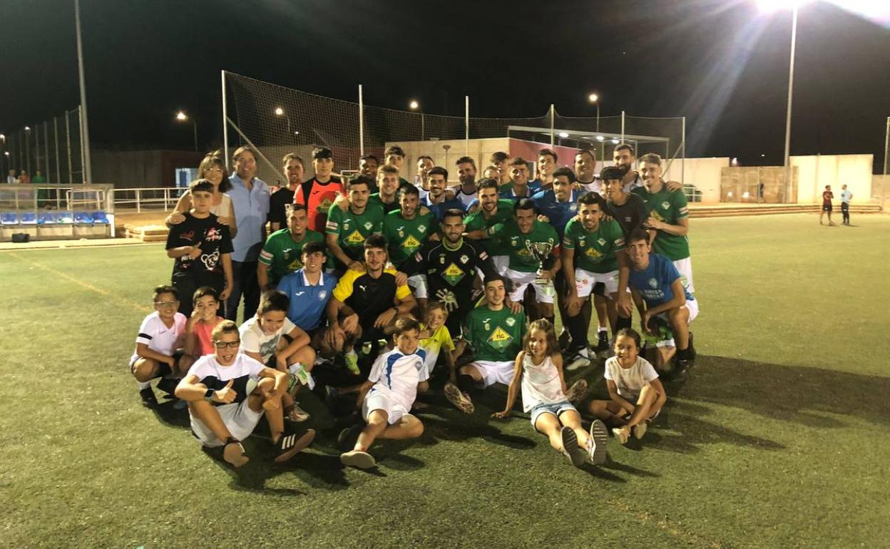 El equipo exultante tras llevarse el trofeo 