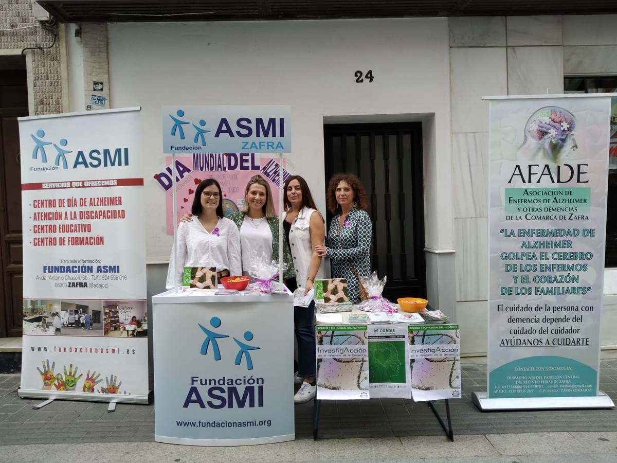 Mesa informativa en la calle Sevilla 