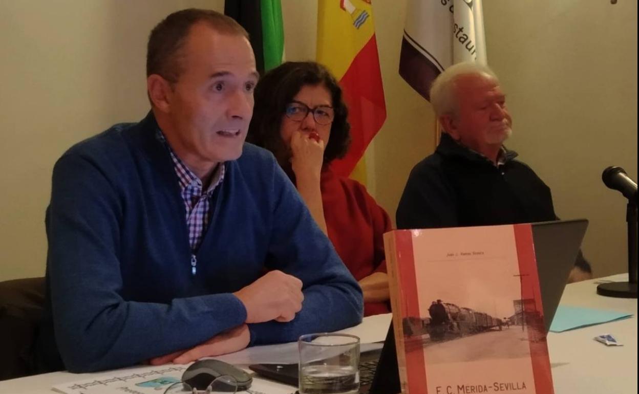 El investigador extremeño Juan J. Ramos Vicente presenta su libro sobre el ferrocarril