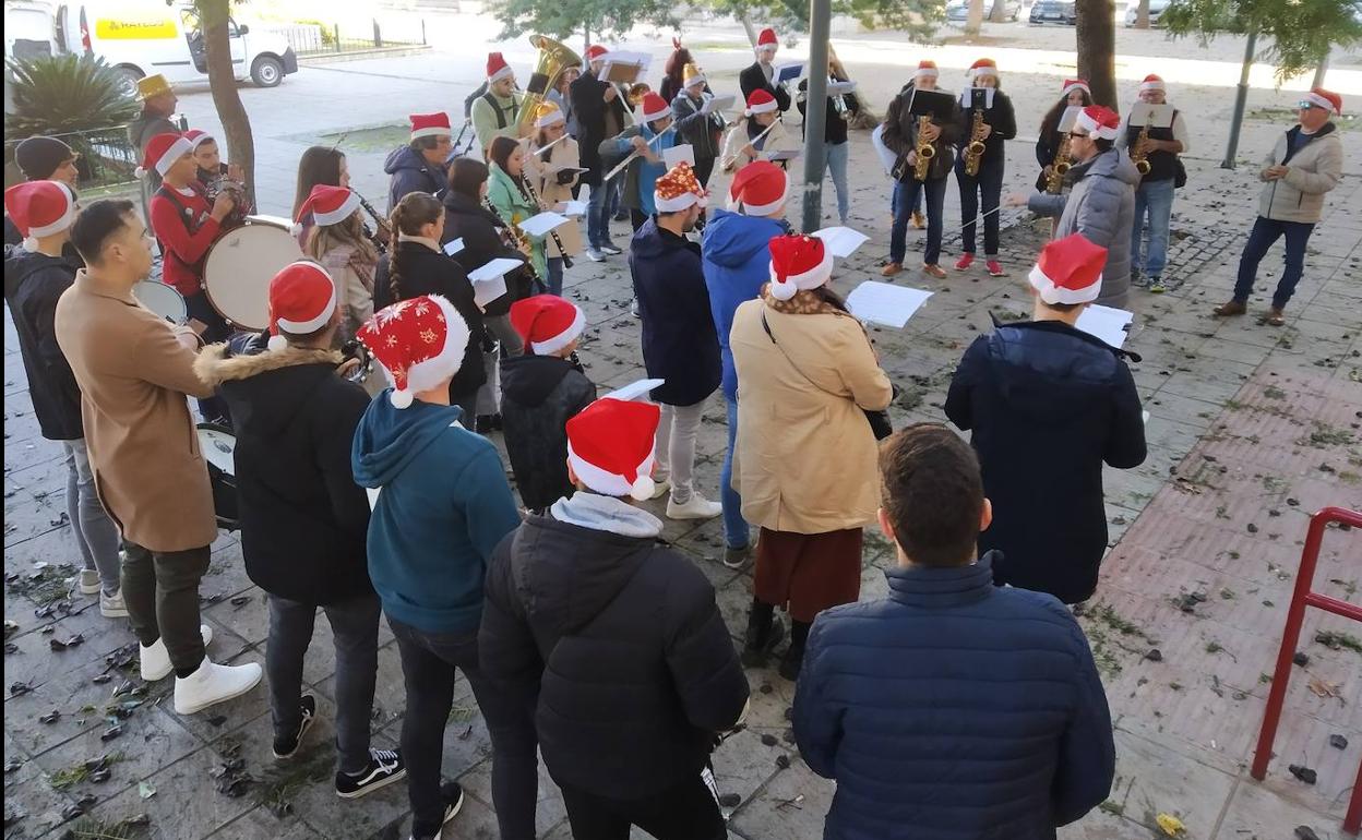 La Banda Municipal de Música lleva a cabo una recogida de alimentos a ritmo de villancicos