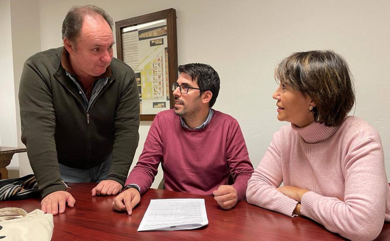 Los concejales y el coordinador de la Casa de la Juventud durante la presentación 