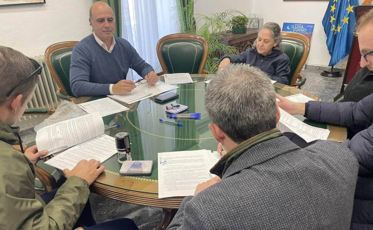 Momento de la firma de los convenios con algunas de las asociaciones 