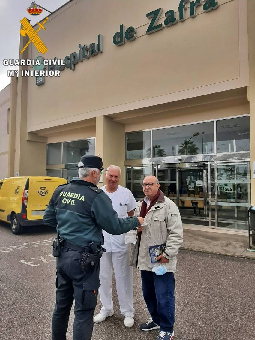 Momento de la entrega de los boletos a su propietario por parte de la Guardia Civil 