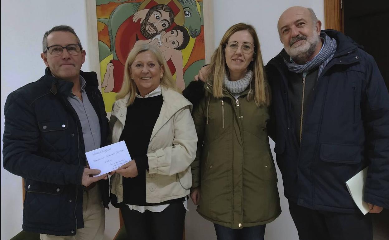 Momento de la entrega de la recaudación por parte de la compañía a Cáritas 