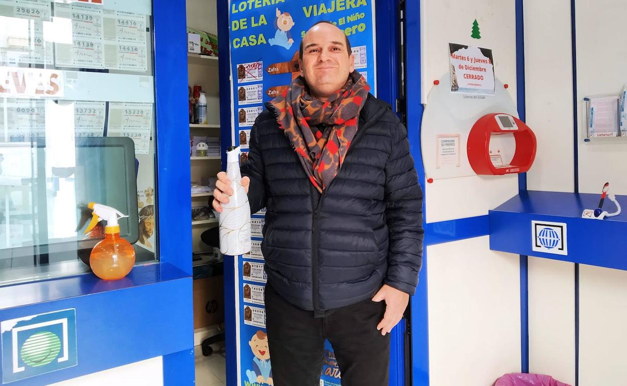 Agustín Pérez, el regente de la administración celebra el premio con cava 