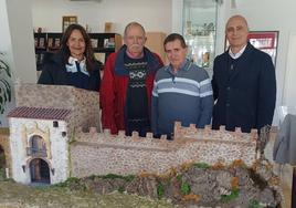 Los dos belenistas junto con el alcalde y la concejala en la presentación