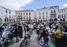 Los moteros en la Plaza Grande